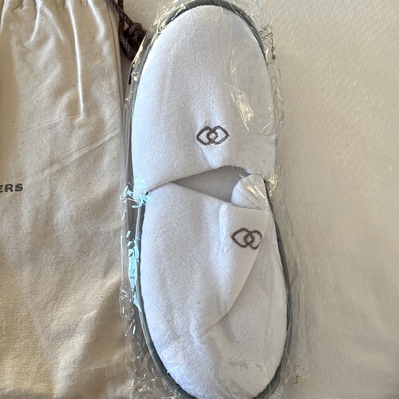 UNISEX TRAVEL SLIPPERS with POUCH - Picture 1 of 3